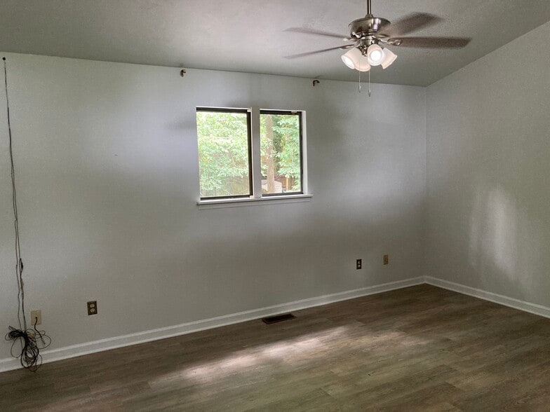 Upstairs bedroom - 171 Parkbrook Cir
