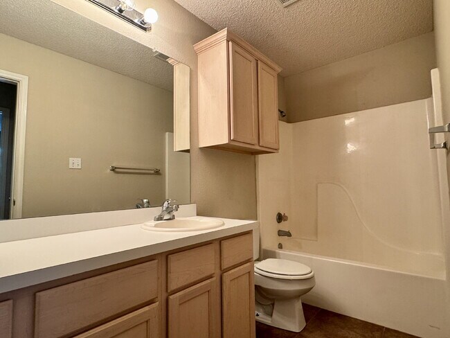 Building Photo - Cute Duplex in South Lubbock!