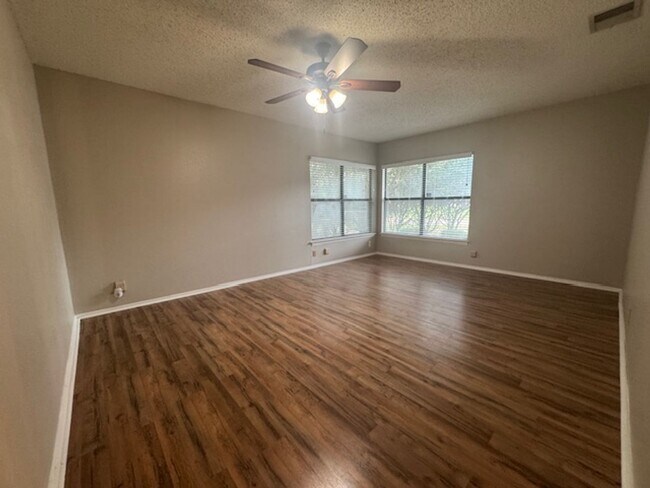 Building Photo - What a Gem! Spacious, Renovated 1-Story Ho...