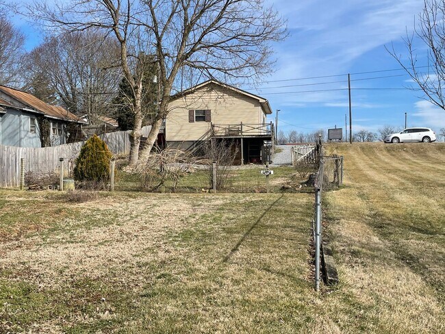 Building Photo - 1 Bedroom Home for Rent in Johnson City TN | Near JCMC