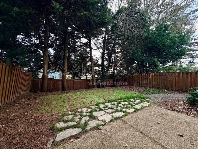 Building Photo - 958 SE Roundelay St