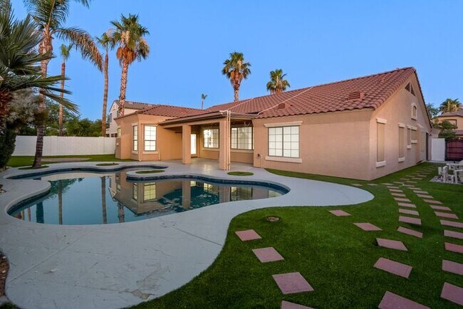 Building Photo - Gorgeous Everything you Need 4Bedroom plus Den Chandler Home!