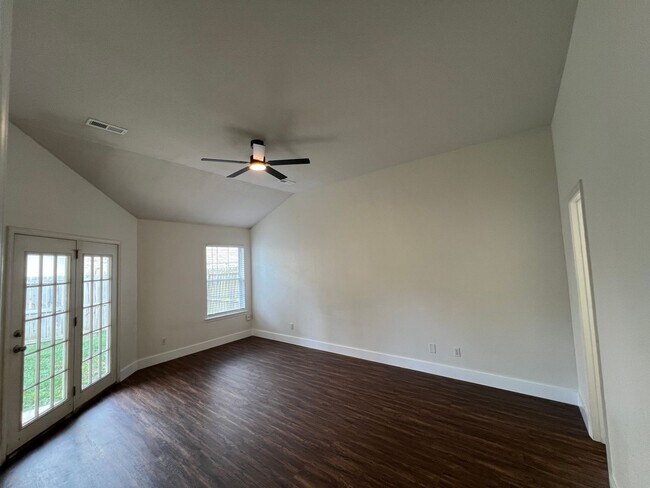 Building Photo - 985 N Daisy Ln