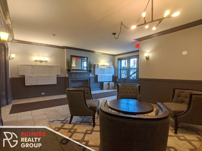 Building Photo - 833 W Wolfram St