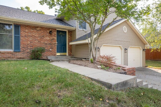 Building Photo - Fantastic Location! Close to MKT & Twin Lakes! 3BR/2.5BA/2000sqft., 2-Car Garage, Large Fenced Ya...