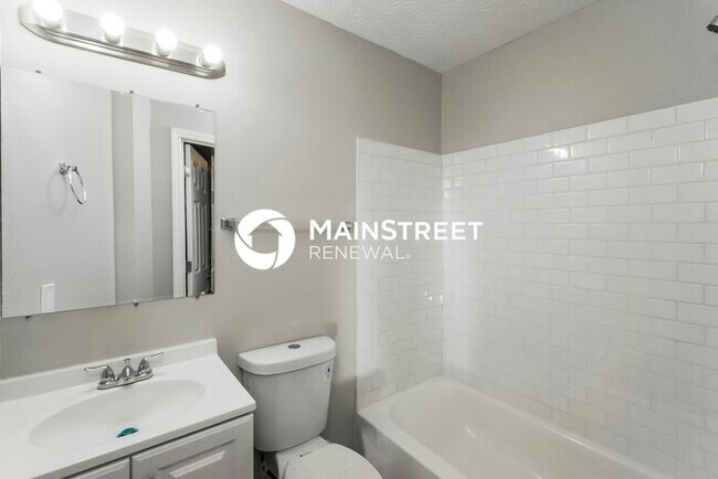 Building Photo - 3 Bedroom Pet-Friendly Home in Louisville, KY with Main Street Renewal