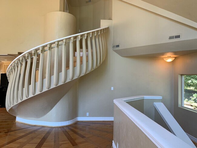 Building Photo - 5 bedroom 3 bathroom gorgeous house with v...