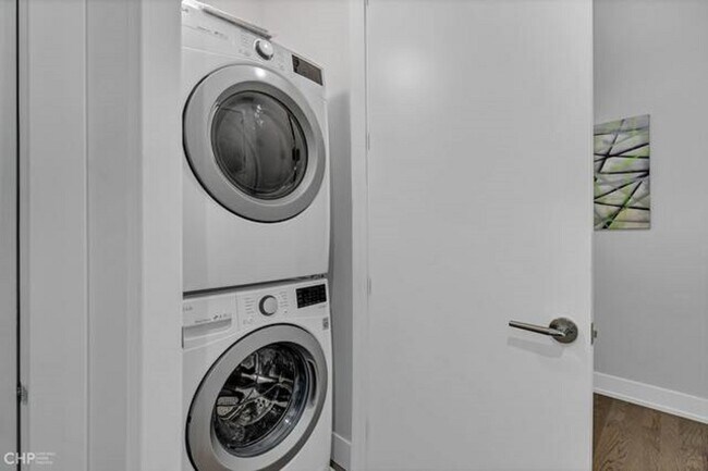 Building Photo - 2217 W Madison St