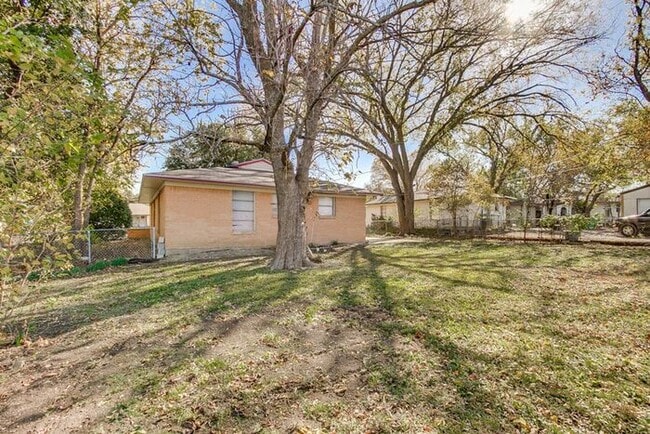 Building Photo - No Application Fees* $250.00 off 1st month...