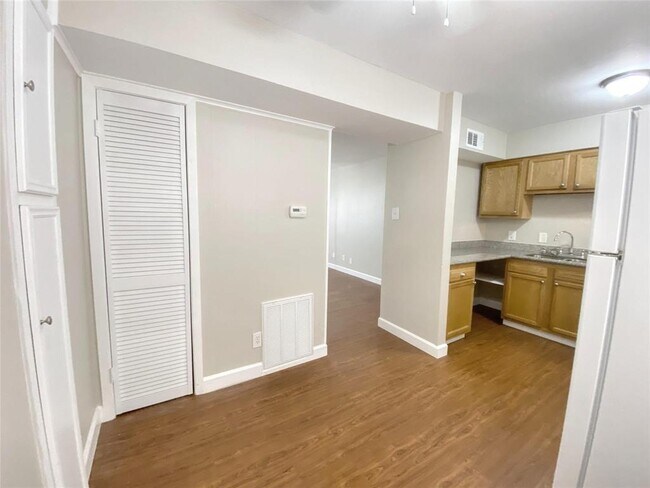 Building Photo - 1141 N Durham Dr