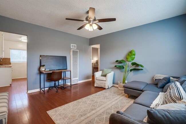 Interior Photo - 625 W. 92nd St