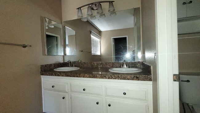 Building Photo - Spacious Home In A Great Location