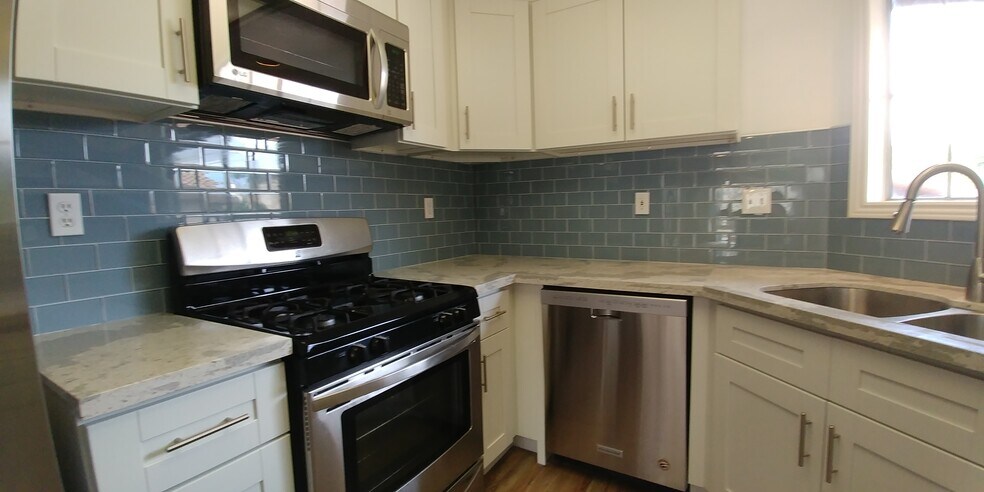 All New upgraded Kitchen with all new stainless steel appliances and quartz counter-top. - 10 Abrigo
