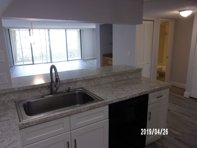 Building Photo - Oceanfront 3 BR Condo
