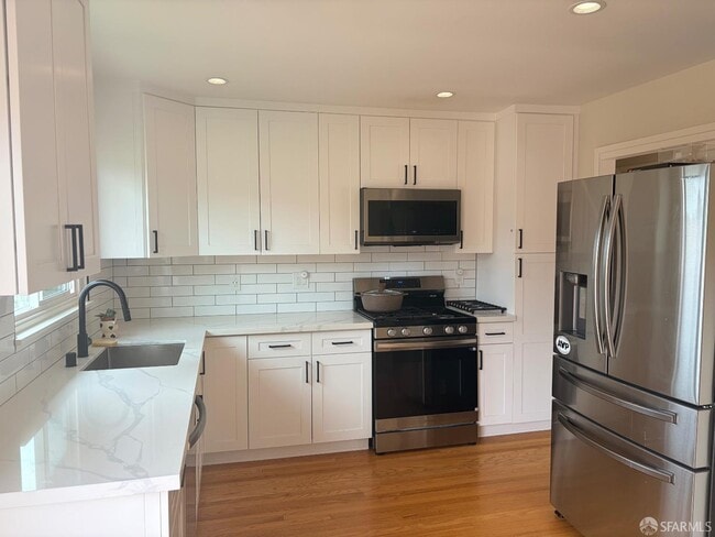 Building Photo - 2555 Sherwood Dr