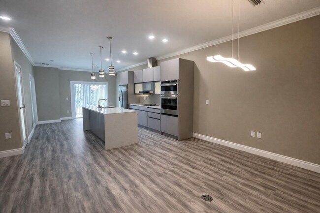 Building Photo - 2033 Greenbriar Ter