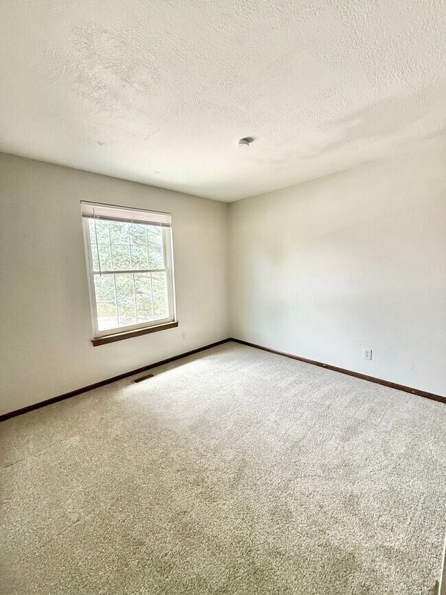 Building Photo - Move in ready home on Flintridge!