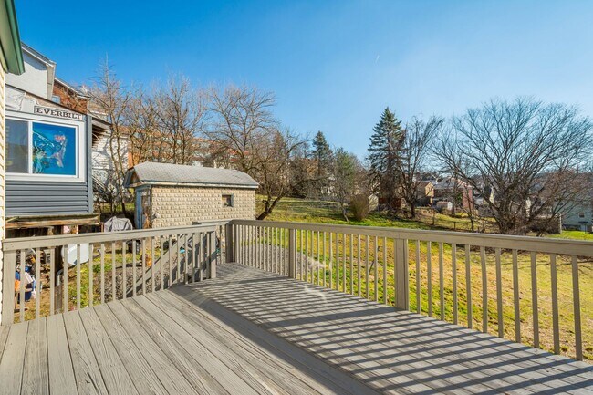 Building Photo - Stunning 3 bedroom home in Carrick available August 1!