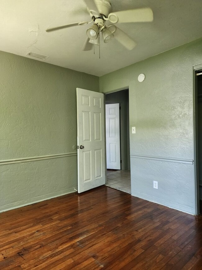 Building Photo - 3  Bedroom 1 Bath Single Family Home