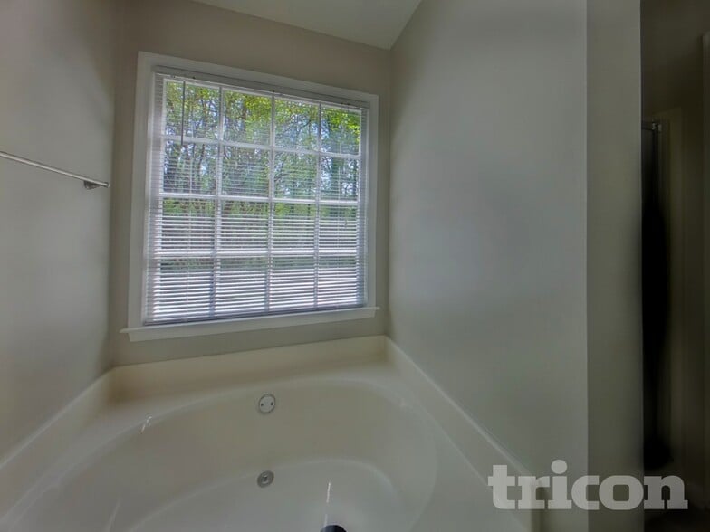 Building Photo - 5450 Bridle Dr