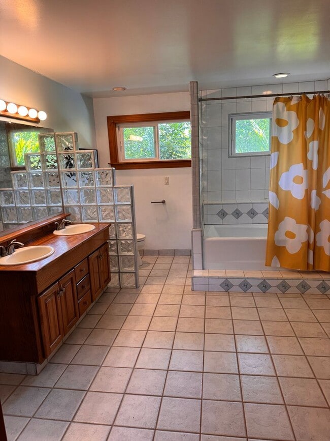 Building Photo - Prime location, large custom home near Wai...