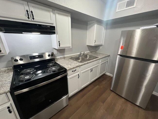 Building Photo - 435 30th Pl