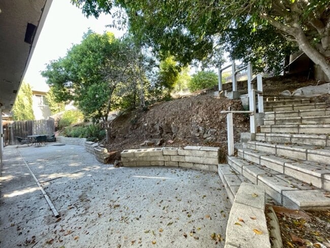 Building Photo - Spacious Two Story Home with West-Facing v...
