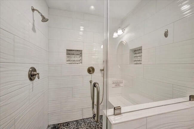 Building Photo - 16702 Dale Oak Way