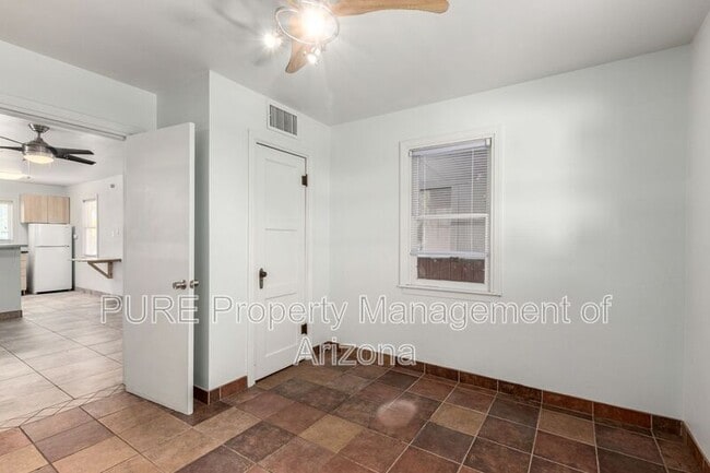 Building Photo - 912 E Montebello Ave