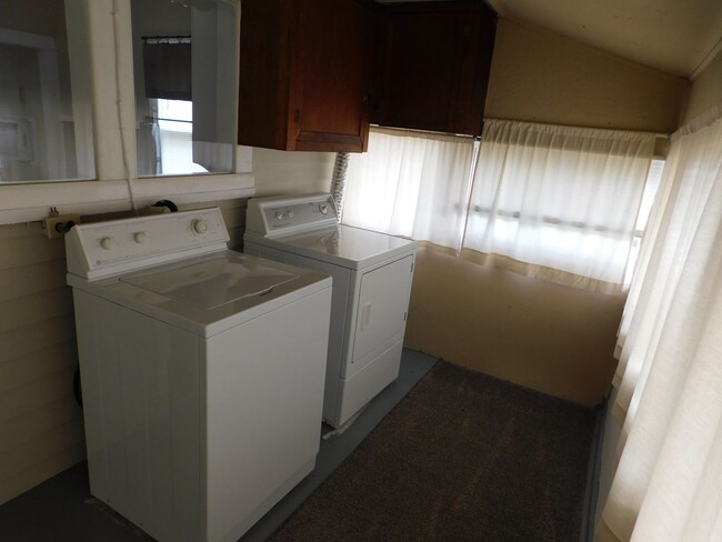 Building Photo - Cozy 2 Bed 1 Bath Home