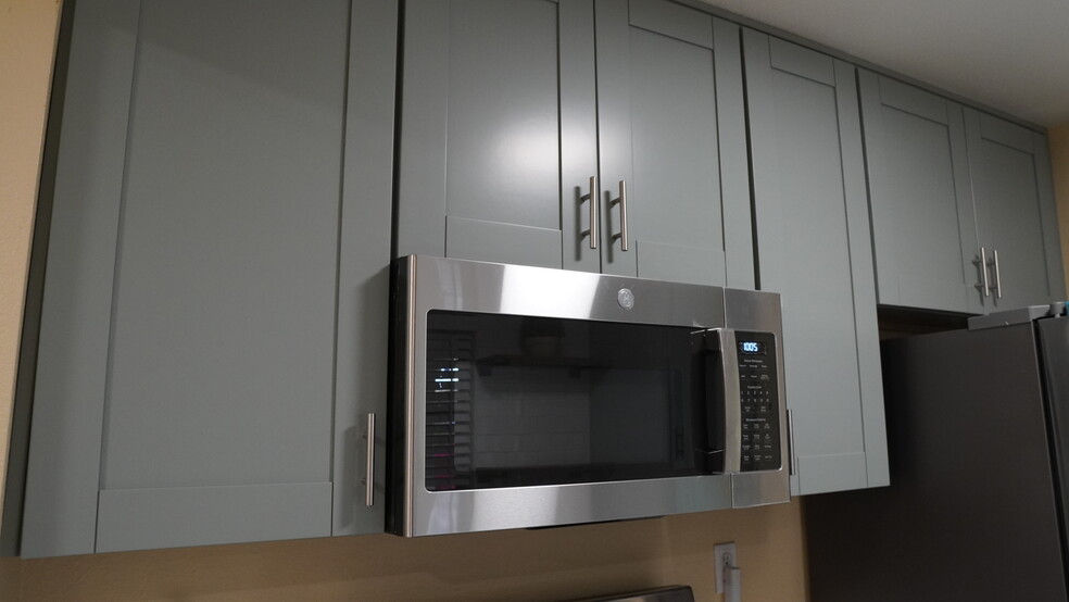New Microwave - 10343 Azuaga Street
