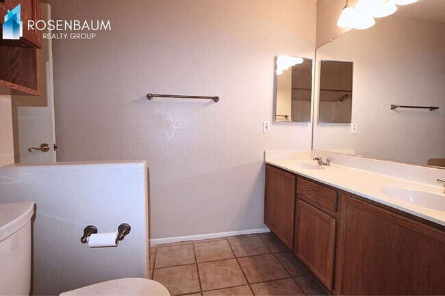 Building Photo - Gorgeous 4-bedrooms, 2-baths home with den in Peoria!