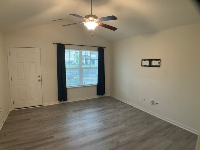 Building Photo - Almost Brand New 3 bed, 2 Bath with 1 Car ...