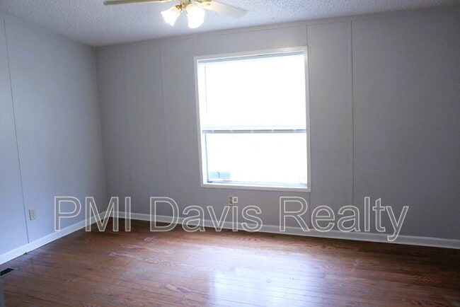 Building Photo - 4687 Mayflower St