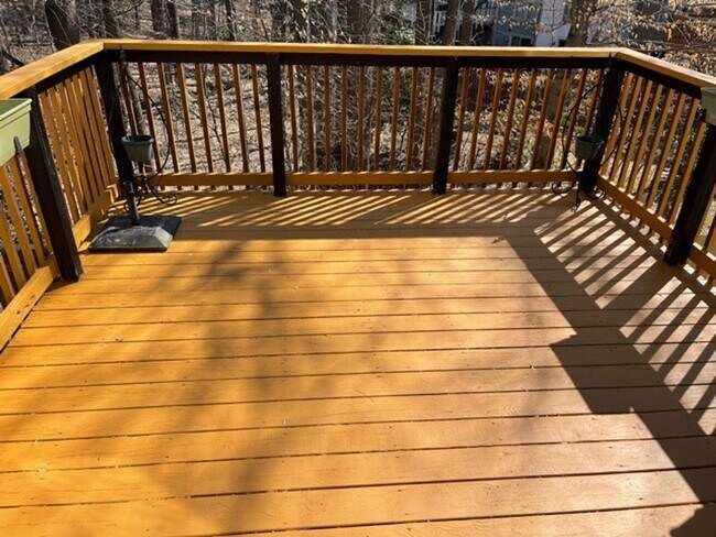 Building Photo - Well maintained 2 BR 2 BA 3 level townhome...