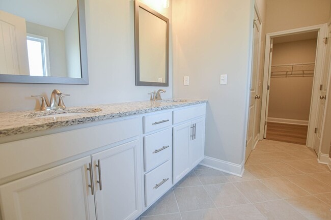 Building Photo - Fantastic Four Bedroom with Bonus!
