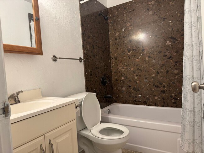 Building Photo - Nicely updated Mequon Condo