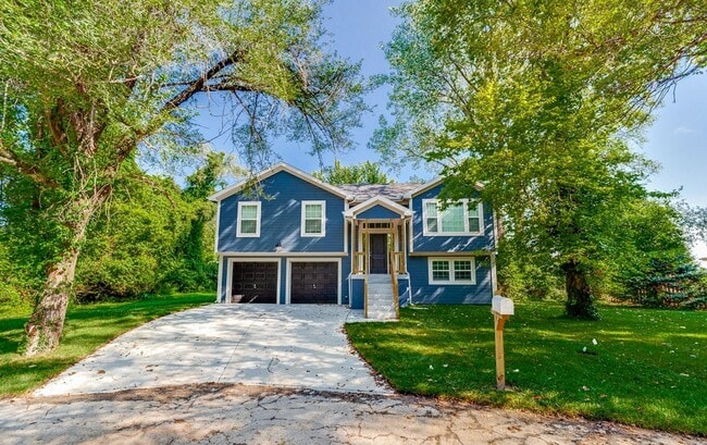Primary Photo - Move-In Ready 4-Bedroom Beauty with Modern...