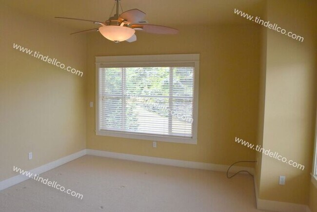 Building Photo - Beautiful and Spacious 3 Bedrooms, 2.5 Bathrooms in Raleigh Hills!