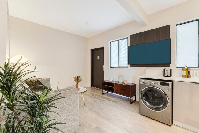 Building Photo - 3031 NE 4th Ave