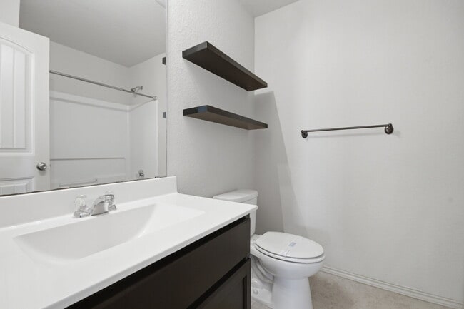 Building Photo - "Charming San Marcos Retreat: Spacious 3-Bedroom Home with 2.5 Baths on Lake Glen!"