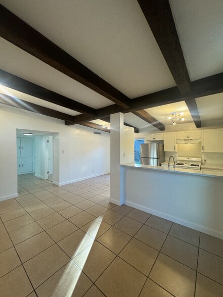 Building Photo - 5000 Cottonwood Cir