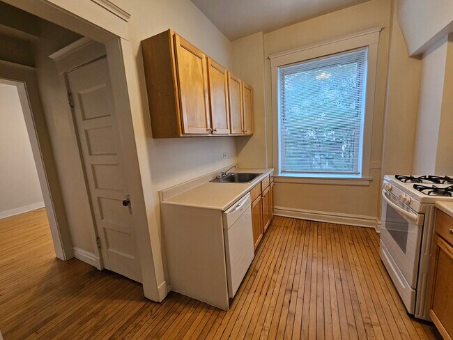 Building Photo - 3800 N Wilton Ave