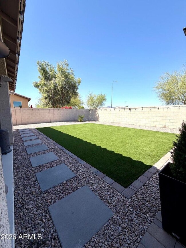 Building Photo - Laveen Beauty
