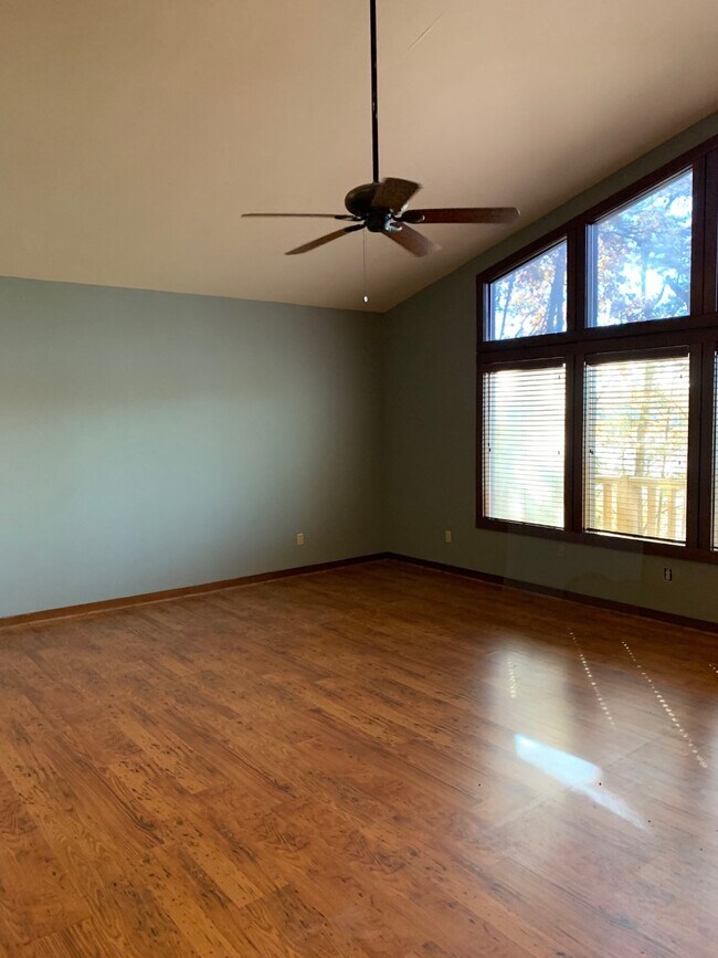 Building Photo - 2 Old North River Pt