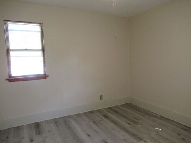 Building Photo - 3 Bedroom 1 Bath 2nd FloorUnit
