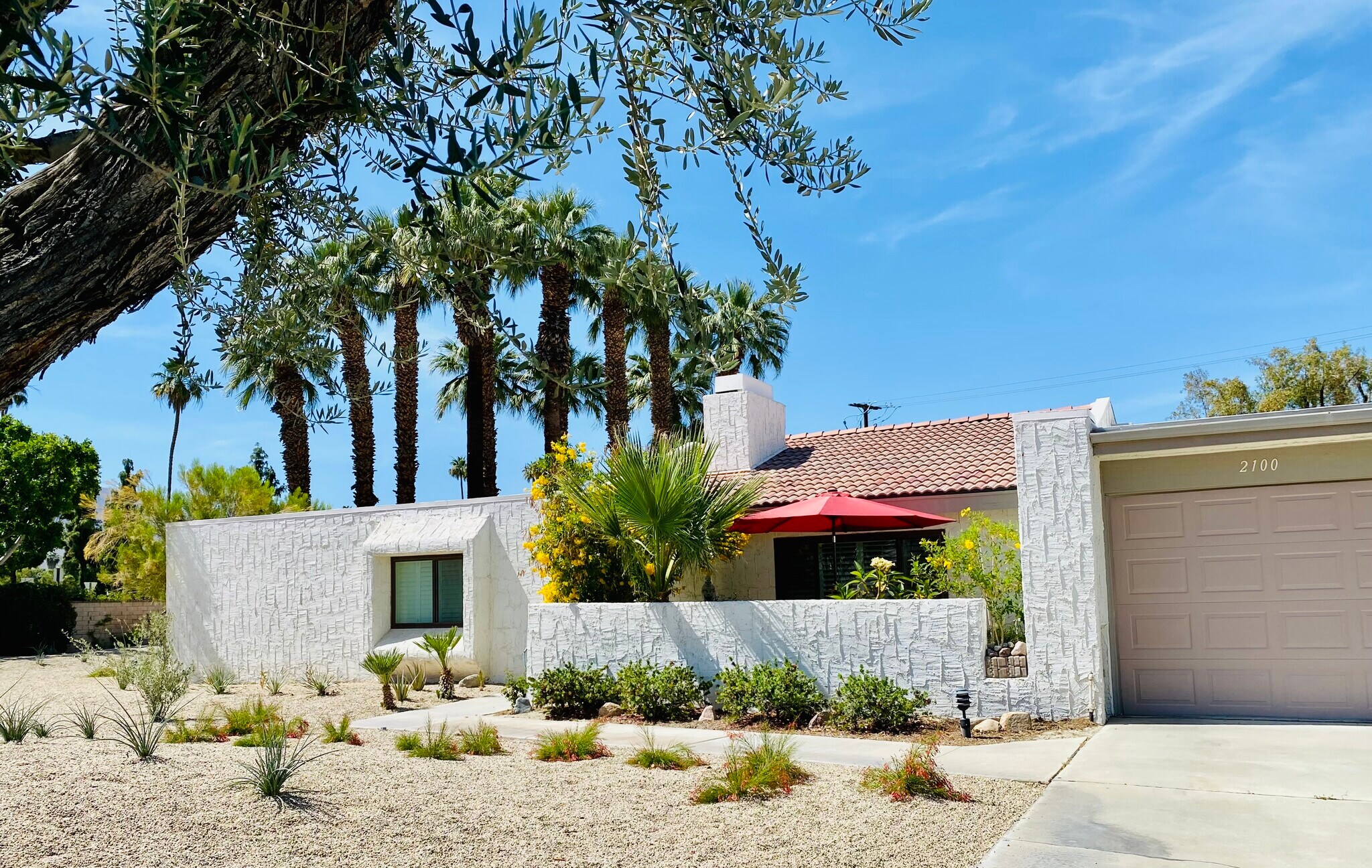 Building Photo - 2100 N Sunshine Cir