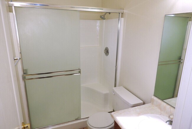 Building Photo - 3+2 Stylish, Move-In Ready Home with New Flooring and Fresh Interior