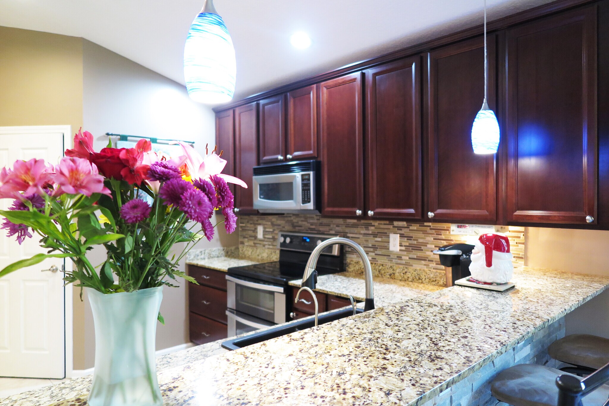 kitchen bar lights - 437 Lake Monroe Pl