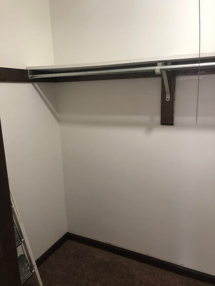 Building Photo - 611 Country Ln